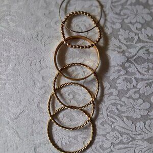 VARIETY OF 6 GOLD BANGLE BRACELETS